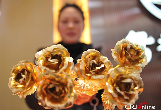 
	
	Một cửa hàng ở tỉnh Chiết Giang, Trung Quốc, bày bán những bông hồng bằng vàng ròng 24 caras, nhân ngày 14/2. Nhiều khách hàng tỏ ra thích thú với bông hồng tình yêu đặc biệt này. Ảnh: CRI