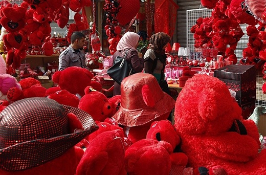 
	
	Phụ nữ Iraq đang dạo tại các cửa hàng bán quà tặng ngày Valentine ở Baghdad. Ảnh: Getty