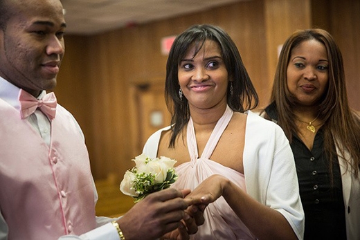 
	
	Jesus Romualdo và Poliana de Oliveira kết hôn trong lễ cưới tập thể của trước thềm Valentine ở Newark, New Jersey, Mỹ. Kể từ năm 2002, hàng năm thành phố Newark đều tổ chức lễ cưới cho khoảng 100 cặp đôi trong dịp 14/2. Ảnh: Getty