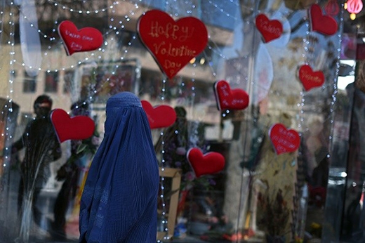 
	
	Một phụ nữ Afghanistan tới một cửa hàng đồ lưu niệm trong ngày Valentine tại Kabul. Giới trẻ Afghanistan đang đón chào Lễ tình nhân dù quan niệm về tình yêu vẫn còn hà khắc. Ảnh: Getty
