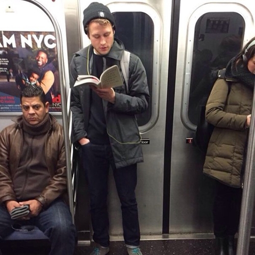 
	
	Tất nhiên là chàng trai đang đứng với cuốn sách trên tay hấp dẫn hơn người người đàn ông đang ngồi nhăn nhó bên cạnh, đúng không?