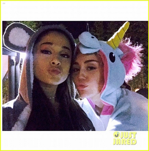 
	
	Ariana và Miley Cyrus
