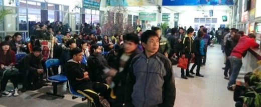 
	
	Hành khách ngồi chờ trước phòng vé ở Bến xe Mỹ Đình. Ảnh:Tan Qiuyi