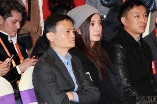 
	
	Nữ diễn viên ngồi cạnh doanh nhân Mã Vân