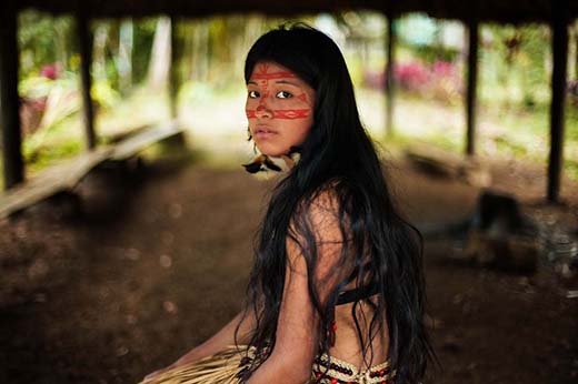 
	
	Nữ thổ dân vùng rừng Amazon
