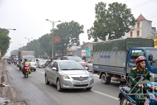 
	
	1 chiều đi về phía sân bay Nội Bài vẫn còn khá đông phương tiện tham gia giao thông.