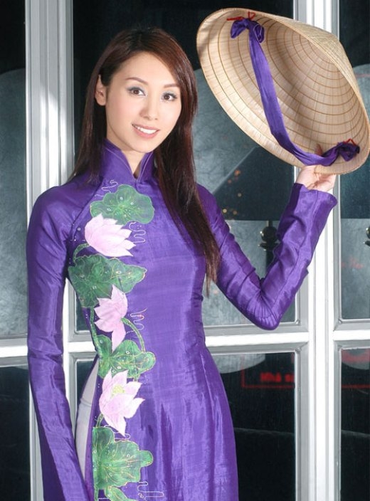 
	
	Ngôi sao TVB, hoa hậu Hongkong Quách Khả Doanh cực đằm thắm và quý phái, không khác gì cô gái Việt Nam trong chiếc áo dài điểm xuyến hoa sen đậm phong cách Việt.