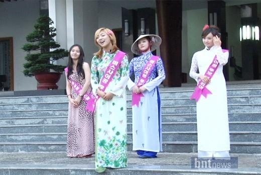 
	
	Trong một lần sang Việt Nam ghi hình chương trình MBC every1 ‘f(x) Koala, 4 cô gái nhà F(x) đã có dịp diện áo dài thướt tha trước sảnh Dinh Độc Lập, thậm chí họ còn hài hước tổ chức cuộc thi “Miss Áo Dài” bình chọn ai là người mặc đẹp nhất.