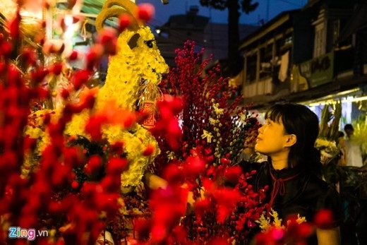 
	
	Chị Tuyết Hồng, chuyên bán nụ tầm xuân ở chợ cho biết, năm nay cửa hàng chị có các sảm phẩm  như hình hoa, các linh vật được chính chị tự kết từ nhiều loại hoa khác nhau. Khách chuộng nhất là chú dê kết bằng các loài hoa, với giá bán trọn bộ khoảng 2,5 triệu đồng.