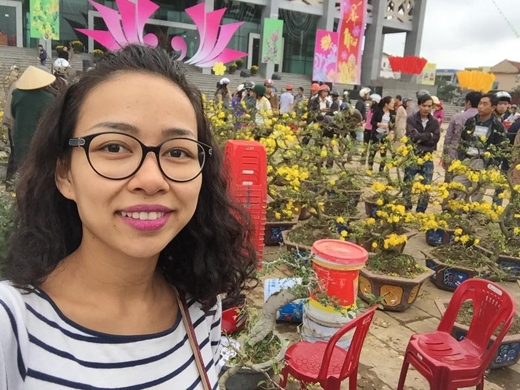
	
	Thảo Trang dạo chợ hoa tại quê nhà.
