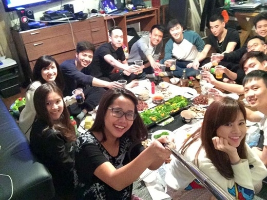 
	
	Do không thể về Việt Nam ăn Tết nên nhóm du học sinh hiện sống tại London (Anh) đã nhanh chóng tụ tập lại và tổ chức một bữa ăn khá ấm cúng. (Ảnh: Trịnh Hùng Cường)