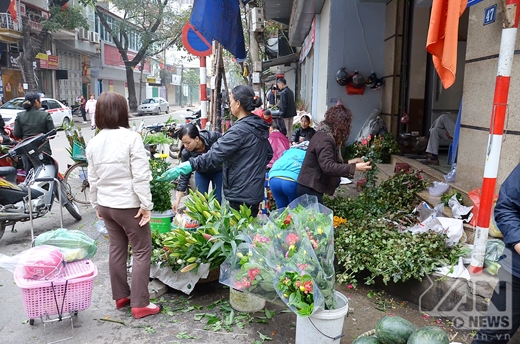 
	
	Nhiều người mua hoa ngày 30 Tết để được giá rẻ hơn so với những ngày trước đó.