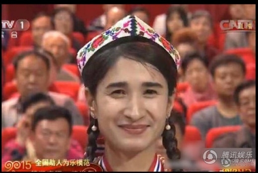 
	
	Gương mặt nam tính như đàn ông của người phụ nữ đến từ tỉnh Tân Cương gây sốc khi ngay xuất hiện trên truyền hình quốc gia