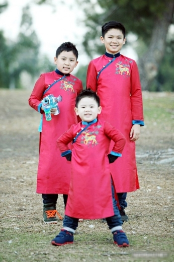 
	
	Ba cậu ấm nhà nam ca sĩ Bằng Kiều cũng được mẹ Trizzie Phương Trinh diện áo dài, kết hợp với quần bò và giày thể thao phá cách ngày xuân. 