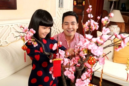 
	
	Công chúa Bo nhà nam MC Phan Anh cũng được mẹ chọn cho tà áo dài nổi bật để cùng gia đình đón xuân về.