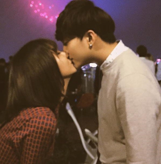 
	
	Màn 'khóa môi' đầy ngọt ngào của cặp đôi Bê Trần - Quỳnh Anh Shyn trong thời khắc pháo hoa rực rỡ đã khiến các bạn trẻ hâm mộ phải 'tan chảy' vì độ lãng mạn và cực kì tình cảm của hai hot teen này.