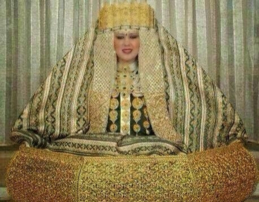 
	
	Váy cưới bằng vàng giá 640 tỷ của công chúa Ả Rập.