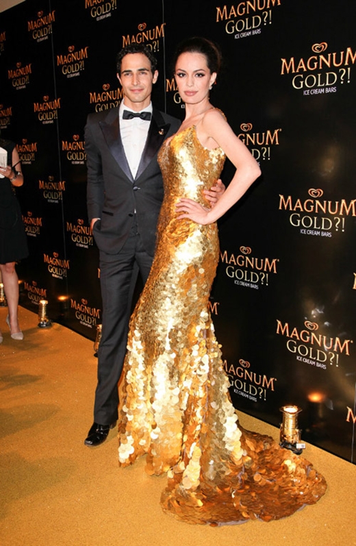 
	
	PosenCaroline Correa mặc chiếc váy vàng rực rỡ tới dự một sự kiện quảng bá phim.