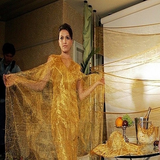 
	
	Váy làm bằng tơ vàng của hãng trang sức Ginza Tanaka.