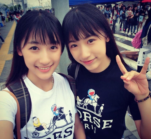 
	
	Cặp song sinh đến từ Trung Quốc, Sun Yu Meng và Sun Yu Tong sở hữu gương mặt dễ thương, xinh xắn. Hiện đang là sinh viên ĐH Fudan – Thượng Hải.