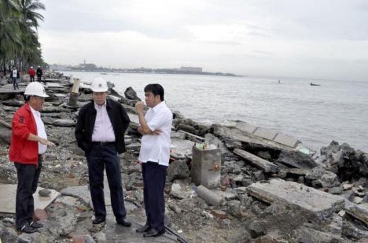 
	
	Vào tháng 10/2011, một bức ảnh chụp ba nhân viên nhà nước Philippines điều tra thiệt hại gây ra do bão Nesat vùng vịnh Manila “gây bão” mạng do lỗi photoshop khiến họ như đang đứng trên không.