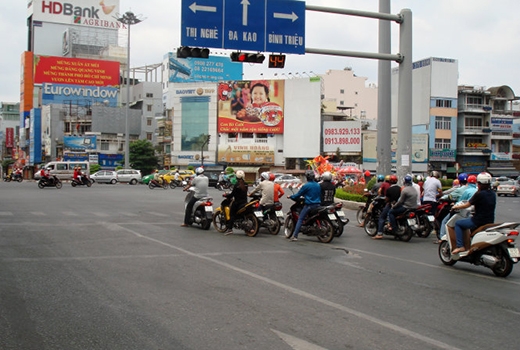 
	
	Và ngày tết đường phố thoáng đãng, người Sài Gòn chạy xe càng đàng hoàng; dừng đúng vạch, đúng tuyến xe máy - Ảnh: giao lộ Hàng Xanh trưa mùng 3 - Ảnh: M.C