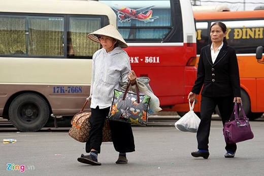 
	
	Bà Tiến quê từ Lào Cai xuống Hà Nội với các con cho biết, xe đến bến xe Mỹ Đình chỉ muộn hơn mọi khi khoảng 15 - 20 phút và giá vé vẫn giữ nguyên như trước Tết. Ảnh: Mạnh Thắng.
