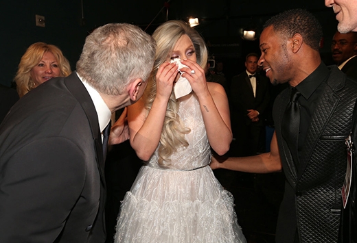 
	
	Lady Gaga đã cực kì xúc động sau khi trình bày xong màn trình diễn ấn tượng của mình trên sân khấu của lễ trao giải Oscar