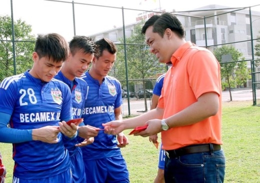 
	
	Ông Cao Văn Chóng, Tổng giám đốc Công ty cổ phần bóng đá Bình Dương tặng bao lì xì may mắn cho Công Vinh cùng các đồng đội. Công Vinh đã có kỳ nghỉ Tết hạnh phúc bên gia đình trong căn biệt thự triệu đô mới xây tại TP HCM.