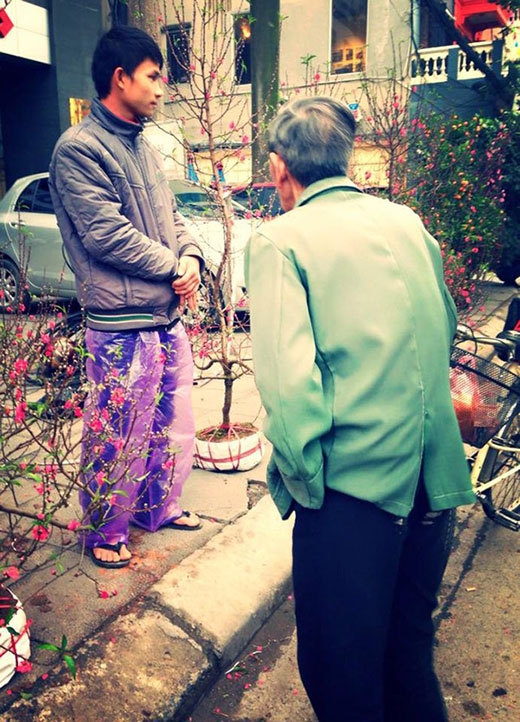 
	
	Một bức ảnh chụp một cụ ông đang đi mua hoa Tết và cuộc đối thoại của ông với người bán hoa vào chiều ngày 30 Tết đã được một tài khoản với tên Machi Nguyễn đăng tải lên mạng và nhanh chóng được chia sẻ rộng rãi.