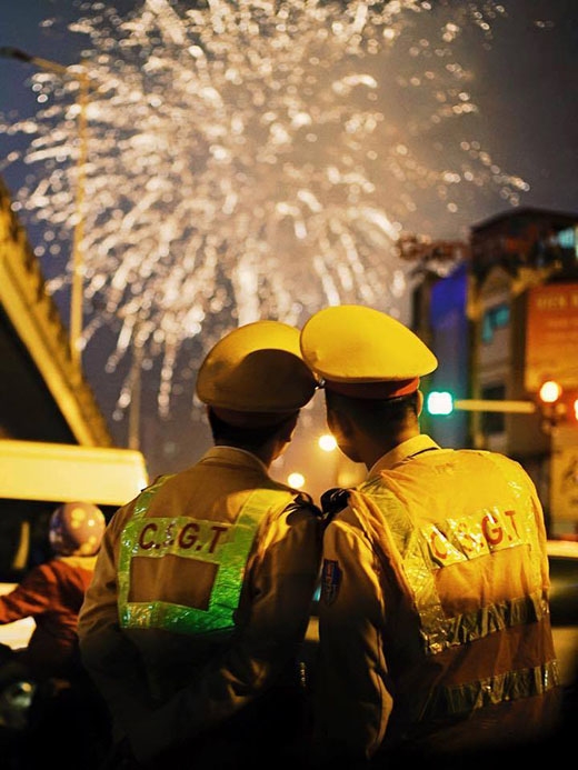 
	
	Một hình ảnh đẹp ngay thời khắc bắn pháo hoa chào đón năm mới của hai chiến sĩ công an được tình cờ chụp lại.