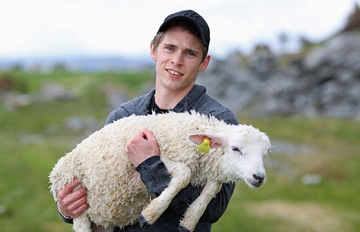 
	
	Hai chàng trai Nauy đã ra sức cứu sống một con cừu đang bị trôi giữa dòng nước siết.