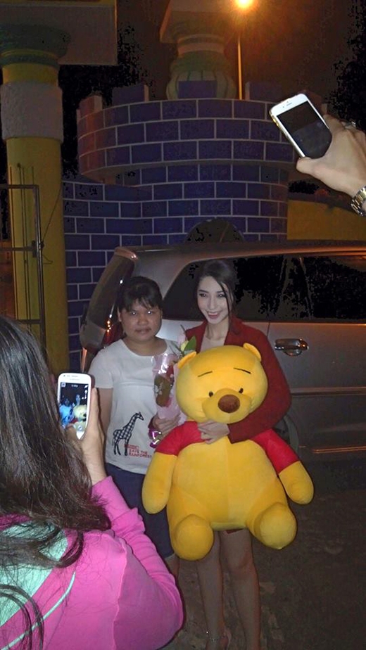
	
	Khổng Tú Quỳnh hạnh phúc khi được fan tặng cho một chú gấu Pooh khá to trong đêm diễn ở tỉnh. Cô nàng liền hào hứng khoe ngay quà của fan lên fanpage của mình ngay sau khi kết thúc buổi diễn.