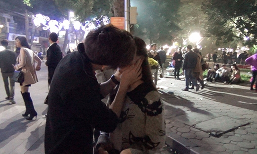 
	
	Có cô gái còn cho Tô Minh Đức hôn lên môi.