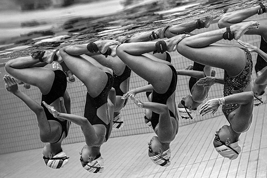 
	
	Nhiếp ảnh gia đã cố gắng ghi lại cảnh các vận động viên bơi lội biểu diễn và phối hợp với nhau dưới nước trong một buổi tập ở Singapore.