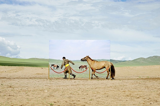 
	
	Bức ảnh ghi lại một khoảnh khắc thường nhật của người Mông Cổ. Mặc dù cuộc sống đã có nhiều bước phát triển, nhưng 35% người Mông Cổ vẫn còn duy trì lối sống du mục của mình. Điều này hiện đang gây ra nhiều khó khăn, vì diện tích đất và sông hồ đang ngày càng bị thu hẹp.