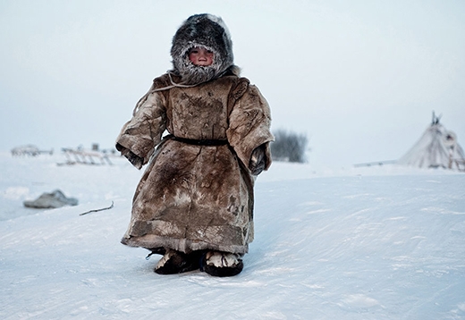 
	
	Một cậu bé người Siberia đang chơi dưới thời tiết -40 độ C ở Yamal.