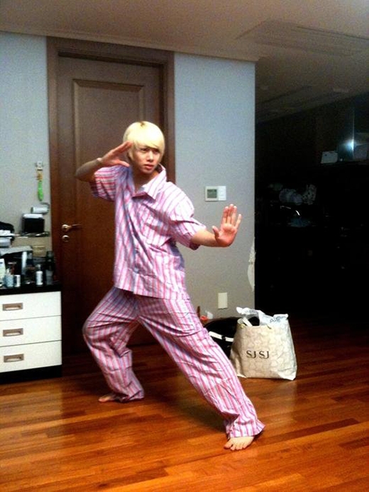 
	
	Heechul trông ngộ nghĩnh với bộ đồ pajamas cùng dáng đứng như các bô lão tập dưỡng sinh.