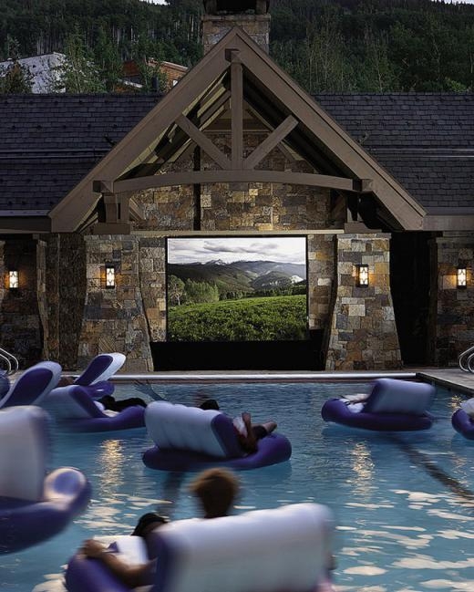 
	
	Bể bơi có rạp chiếu phim.