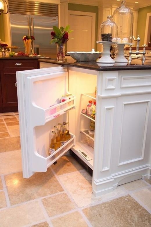 
	
	Tủ lạnh bí mật dưới quầy bar trong bếp chứa bia và đồ uống.