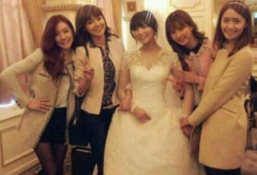 
	
	SNSD và Wonder Girls là hai nhóm nhạc nữ hàng đầu Kpop và fan 2 bên luôn cạch mặt nhau nhưng các cô gái vẫn chứng tỏ độ thân thiết khi tham dự đám cưới của Sunye. Sunmi (cựu thành viên Wonder Girls) cũng từng thừa nhận bản thân là fan “ruột” của Taeyeon.