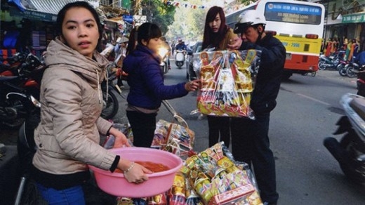 
	
	Hồng và bạn đi bán cá vàng và đồ hàng mã trong ngày ông công ông táo trên phố Trần Xuân Soạn (Hà Nội).
