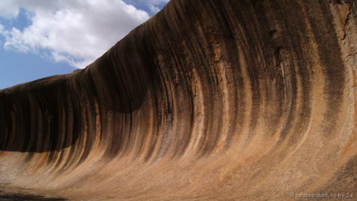 
	
	Dãy đá có hình dạng giống một con sóng, cao 14 m, dài 110 m. Đây là một phần của vỉa đá Hyden Rock được tạo nên từ đá granite 2,7 tỷ năm trước, trong công viên Hyden, phía tây Australia. Hoạt động của nước chảy trên bề mặt đá granite có thể là nguyên nhân tạo nên 'con sóng' này. Màu sắc trên bề mặt do khoáng chất đọng lại sau khi nước mưa tràn qua. Ảnh: cardboardbird