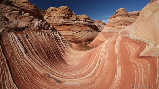 
	
	Vách đá Vermillion tập trung nhiều hẻm núi sâu và vách đá dựng đứng. Đây cũng là nơi mà lớp sóng (ảnh) hình thành từ đá sa thạch nhấp nhô. Công trình này nằm trên cao nguyên Colorado,Mỹ với màu sắc thay đổi theo ngày. Ảnh: Paul Kordwig