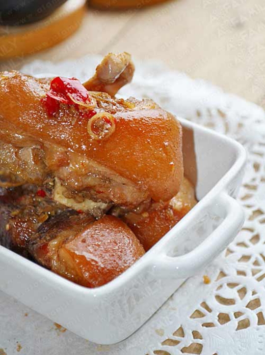 
	
	Cơm chân giò chế biến từ chân giò lợn rới xì dầu, cơm ăn kèm với rau, là món ăn vừa no mà còn cực kỳ ngon miệng.