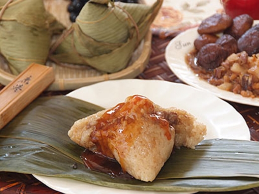 
	
	Bánh Zong Zi là loại bánh có lớp vỏ mềm dai, lớp nhân bên trong đâm đà.