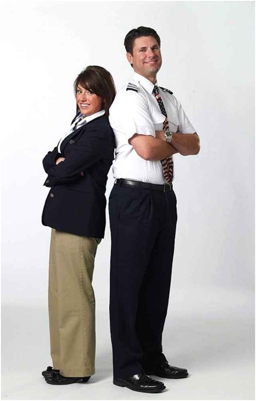 
	
	Hãng Southwest Airlines - Mỹ thì bị chê vì giống thời trang của những năm 90, quần kaki đồng phục quá rộng, làm người mặc như bị “nuốt” mất vài phân chiều cao. Màu sắc đồng phục thì không liên quan đến nhau, khiến cho người mặc như già thêm vài tuổi.