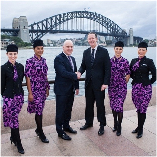 
	
	Air New Zealand lại chọn vải tím họa tiết mềm, mỏng làm đồng phục cho các cô tiếp viên nữ. Mẫu đồng phục này được đánh giá là giống mẫu váy đi chơi, không được thanh lịch và chuyên nghiệp.