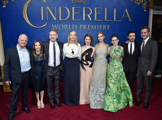 
	
	Các khách mời xuất hiện tại buổi công chiếu toàn cầu của bộ phim Cinderella tại Nhà hát El Capitan, Los Angeles.