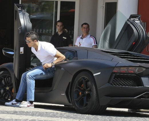 
	
	Trong một dịp sinh nhật, Cristiano Ronaldo mua chiếc Lamborghini Aventador LP700-4 với giá 316.000 euro (tương đương 7 tỉ đồng). Chiếc xe có thể đạt tốc độ tối đa 350 km/h.